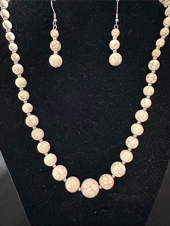 Jewelry - Howlite EUC gemstone necklace & earring set. Genuine gemstone in silvertone